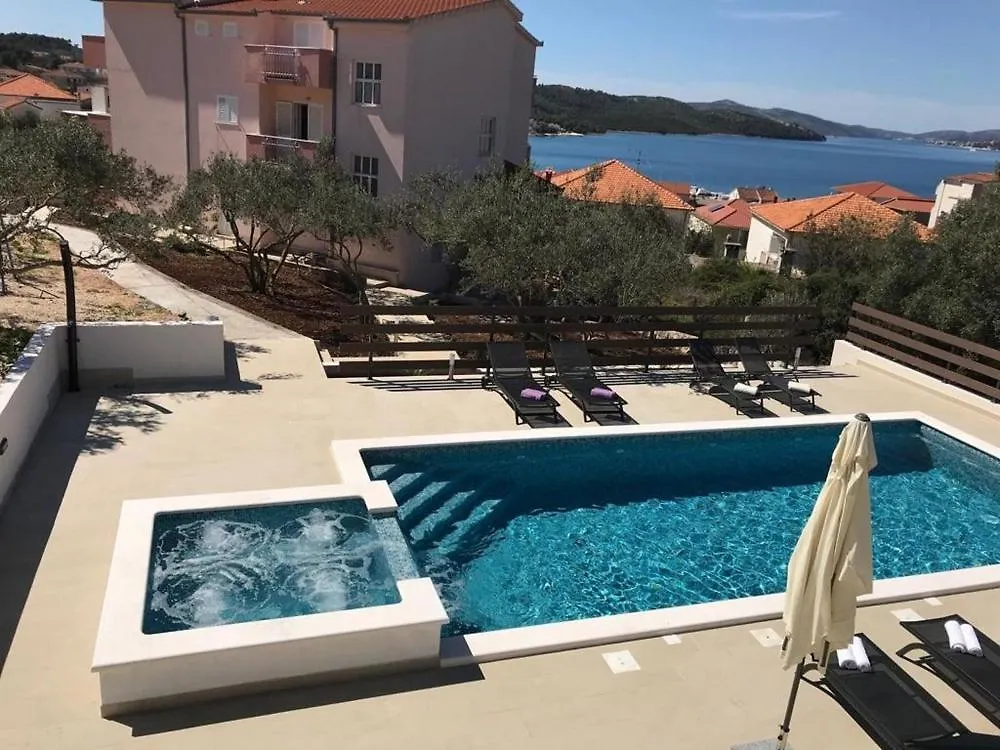 Apartment In Okrug Gornji With Balcony, Air Conditioning, Wifi, Dishwasher 5048-1 Trogir