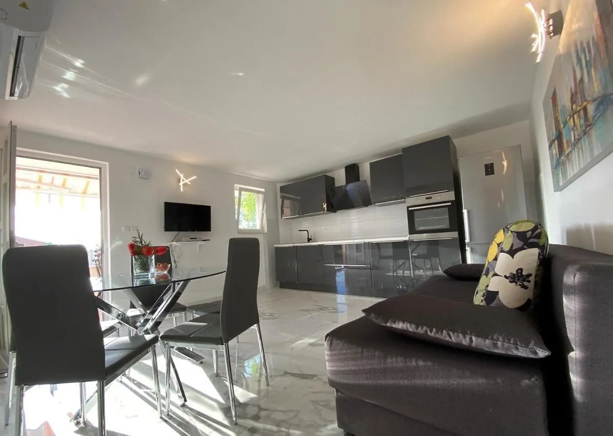 Apartment In Okrug Gornji With Balcony, Air Conditioning, Wifi, Dishwasher 5048-1 Trogir 0*,