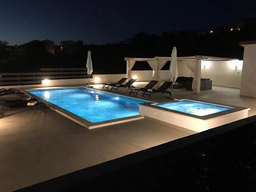 Apartment In Okrug Gornji With Balcony, Air Conditioning, Wifi, Dishwasher 5048-1 Trogir