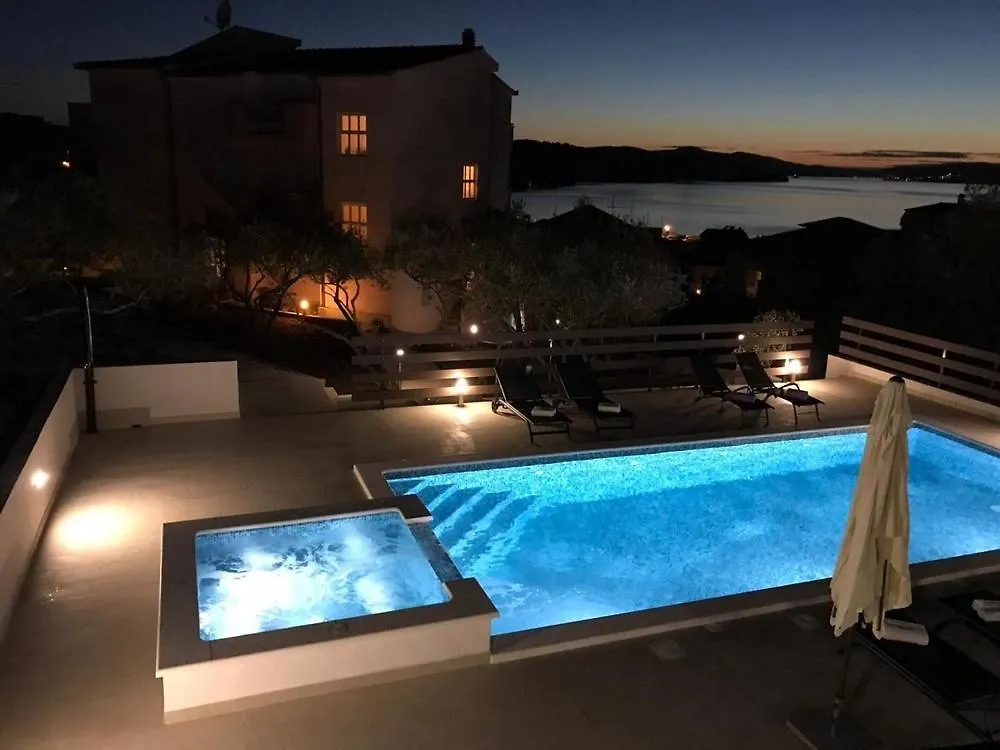 Apartment In Okrug Gornji With Balcony, Air Conditioning, Wifi, Dishwasher 5048-1 Trogir
