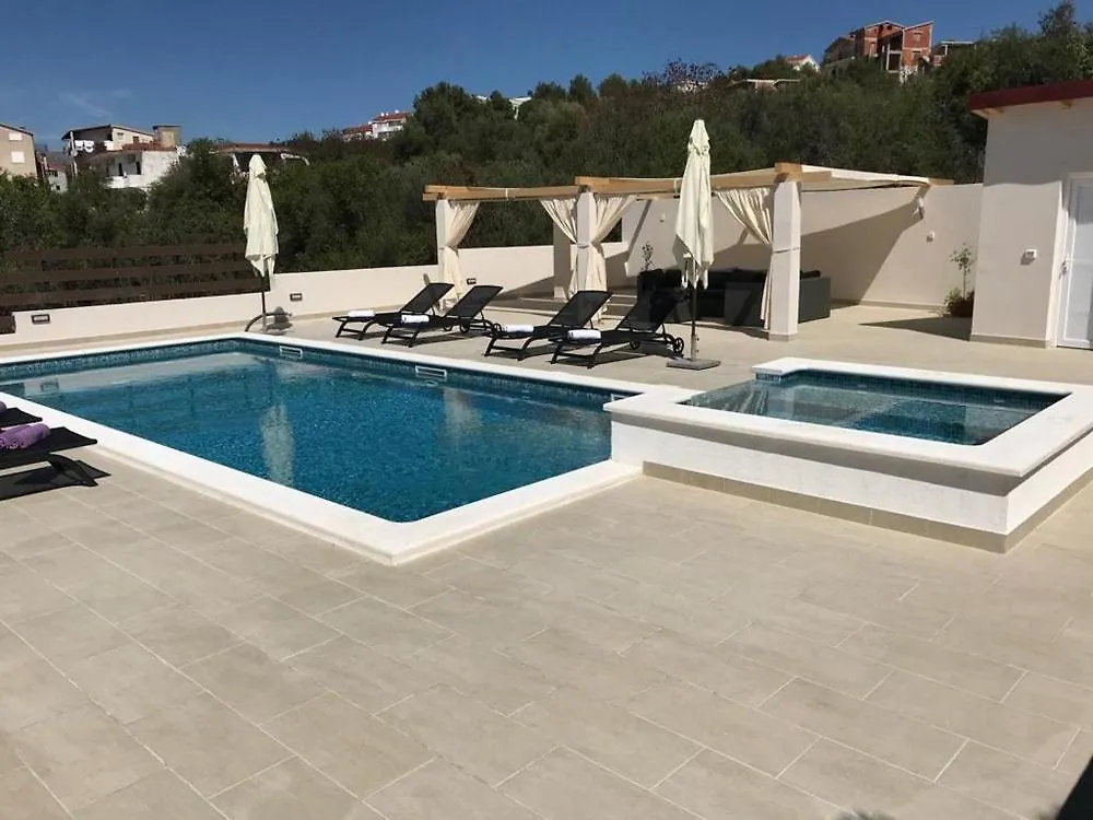 Apartment In Okrug Gornji With Balcony, Air Conditioning, Wifi, Dishwasher 5048-1 Trogir