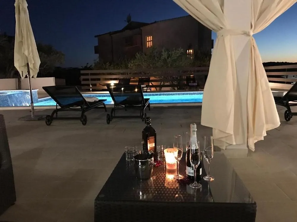 Apartment In Okrug Gornji With Balcony, Air Conditioning, Wifi, Dishwasher 5048-1 Trogir