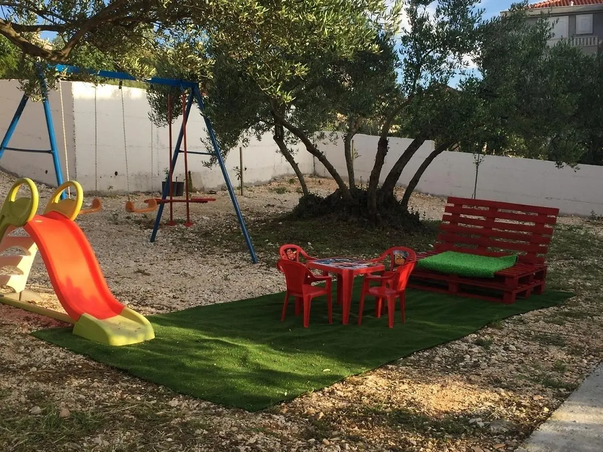 Apartment In Okrug Gornji With Balcony, Air Conditioning, Wifi, Dishwasher 5048-1 Trogir